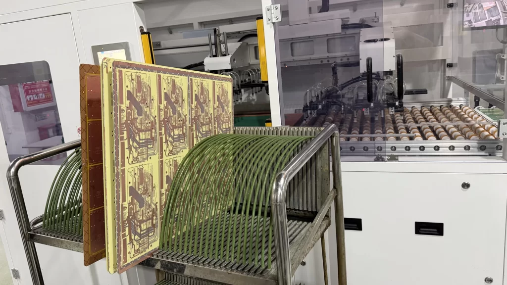 PCB 电路板加工场景,来自提供的参考素材